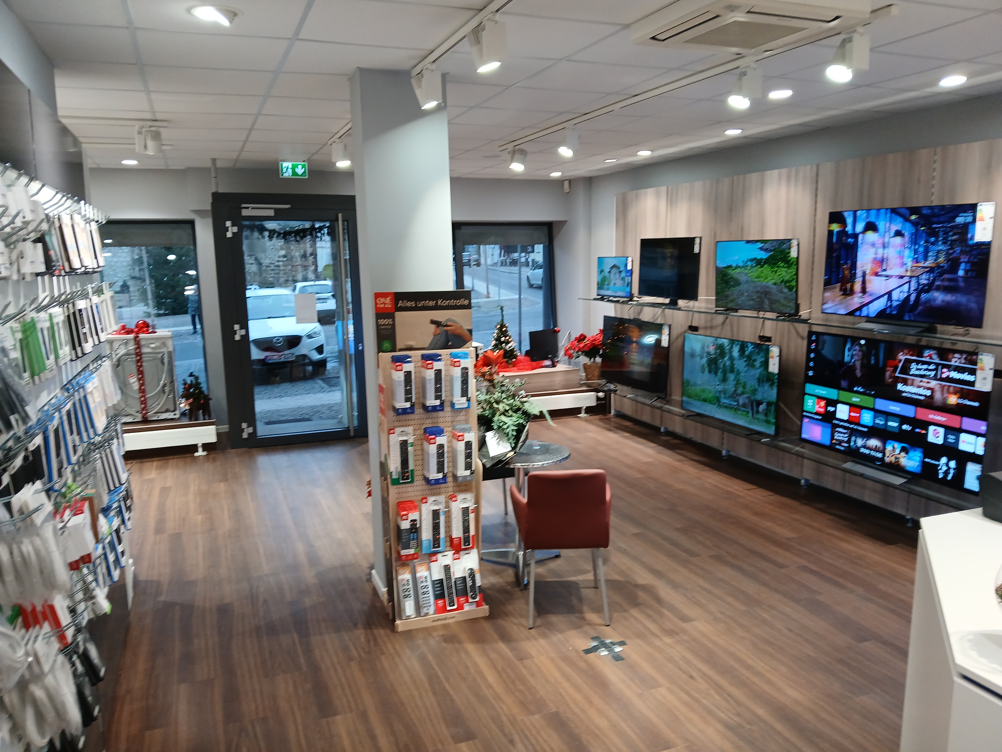 Innenansicht mit Zubehör und Beratungsbereich im Laden